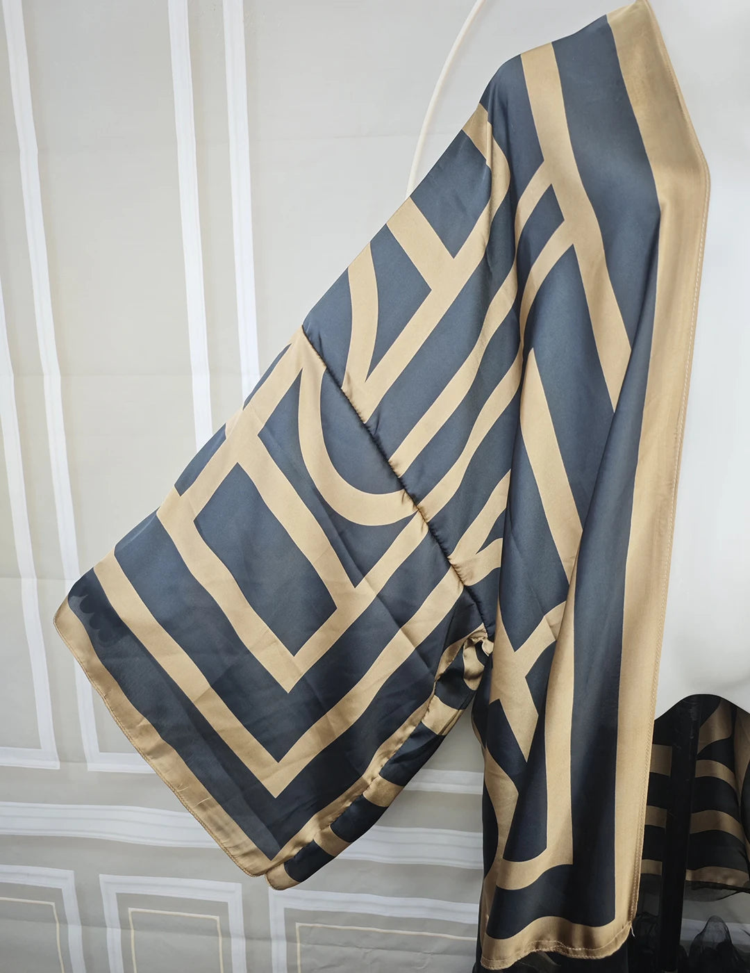 Abaya kimono gris et doré – détail du motif géométrique et de la manche