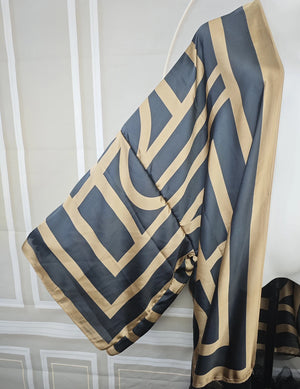 Abaya kimono gris et doré – détail du motif géométrique et de la manche