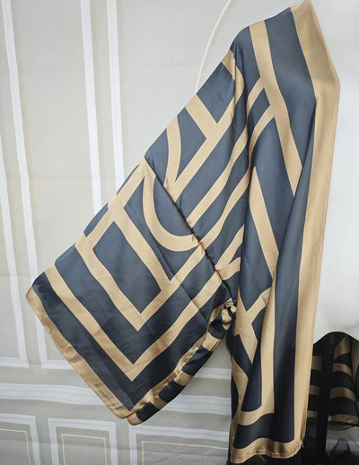 Abaya kimono gris et doré – détail du motif géométrique et de la manche