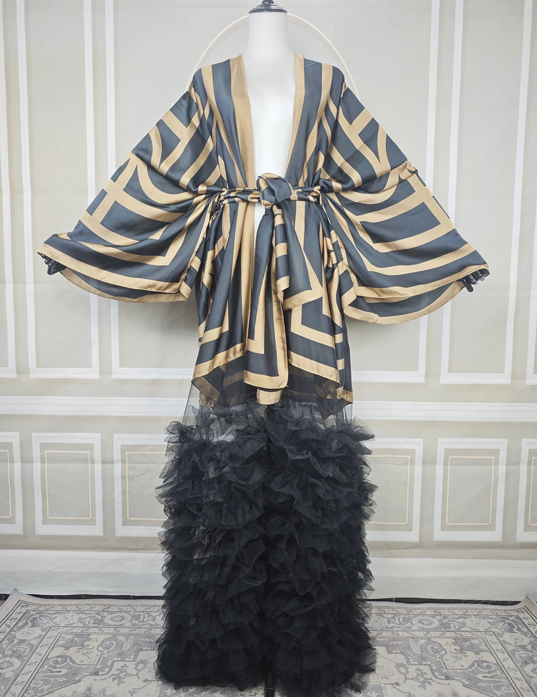 Abaya kimono graphique gris anthracite et doré avec ceinture