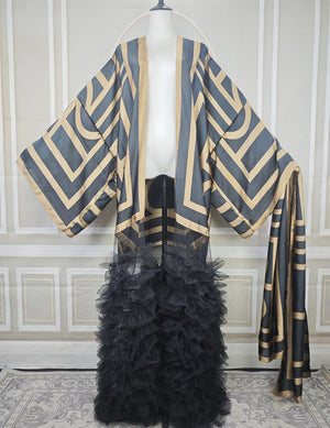 Abaya kimono graphique gris et doré ouverte avec volants noirs