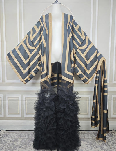Abaya kimono graphique gris et doré ouverte avec volants noirs