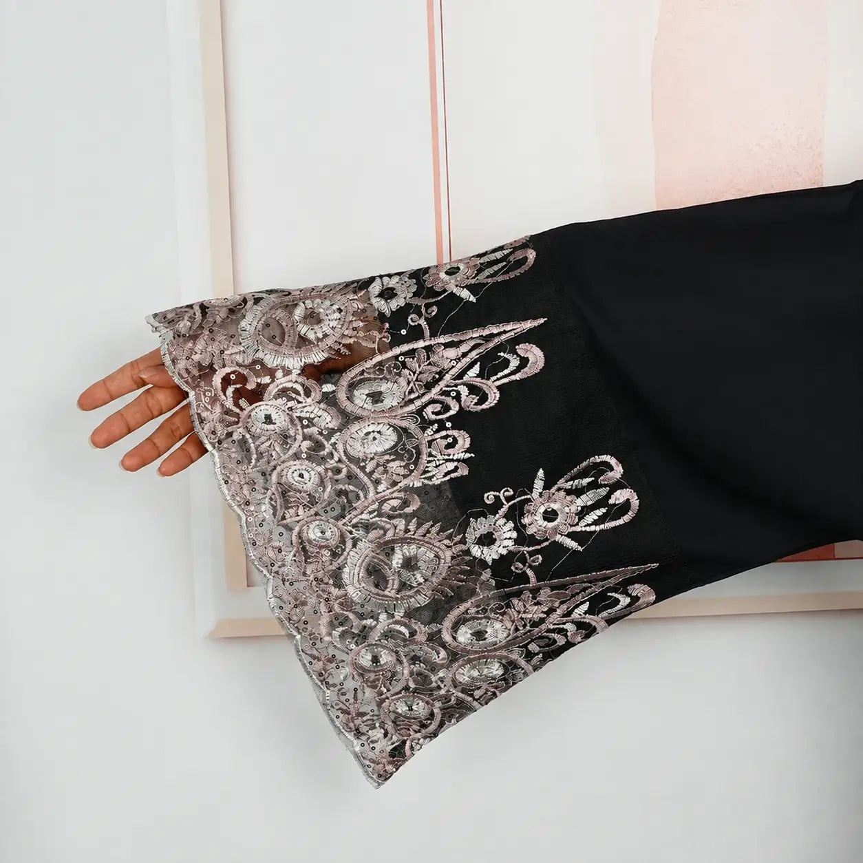 Abaya kimono noire brodée pour Ramadan – détail de la manche