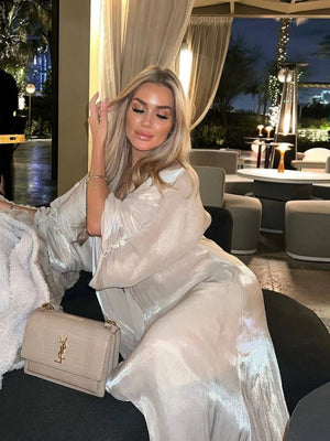 Abaya kimono satinée abricot portée lors d’une soirée