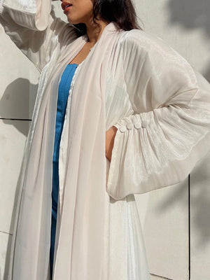 Abaya kimono satinée abricot – détail de la manche boutonnée