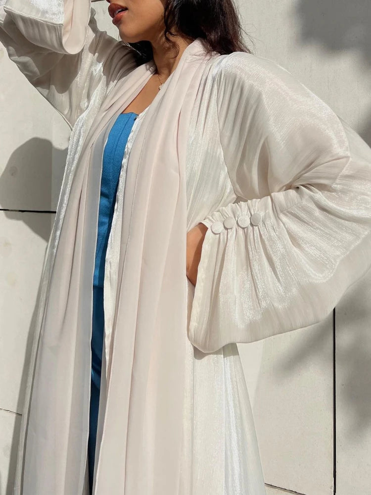 Abaya kimono satinée abricot – détail de la manche boutonnée