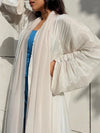 Abaya kimono satinée abricot – détail de la manche boutonnée