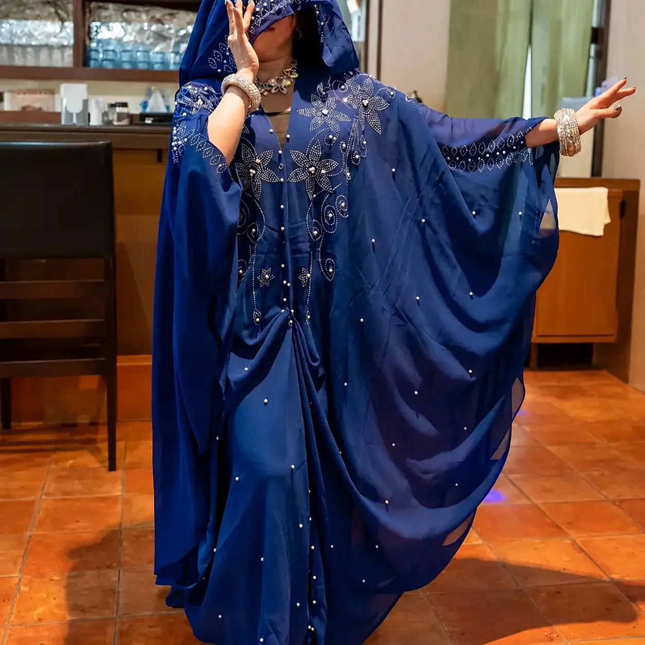 Abaya ouverte bleue à capuche et strass – vue portée