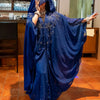 Abaya ouverte bleue à capuche et strass – vue portée