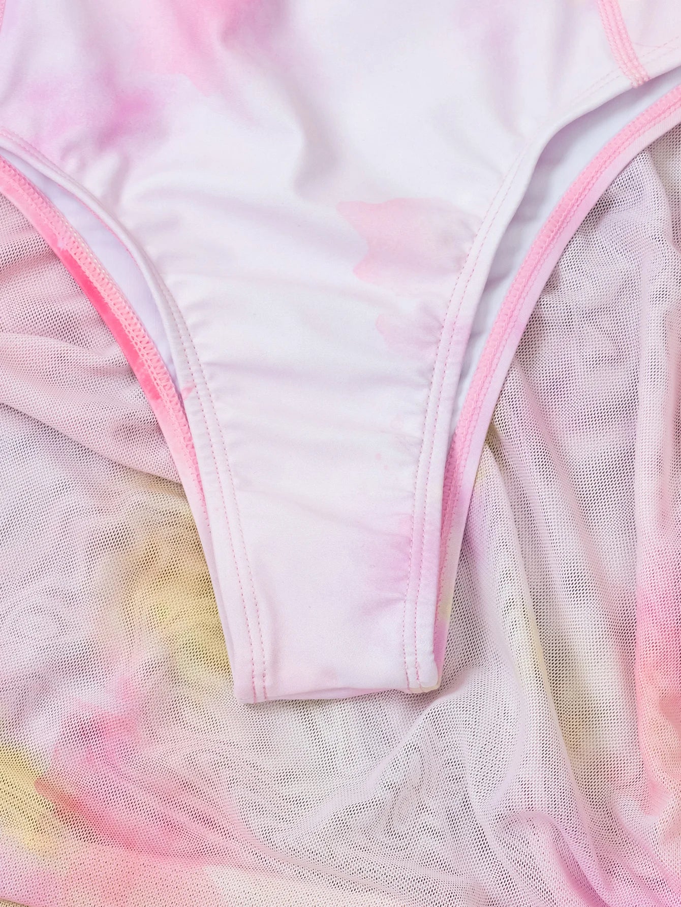 Détail du tissu extensible du burkini rose et du paréo en voile