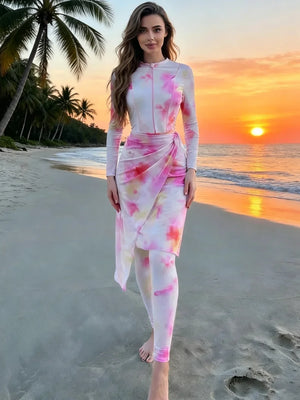 Femme portant un burkini tie-dye rose 3 pièces sur une plage au coucher du soleil