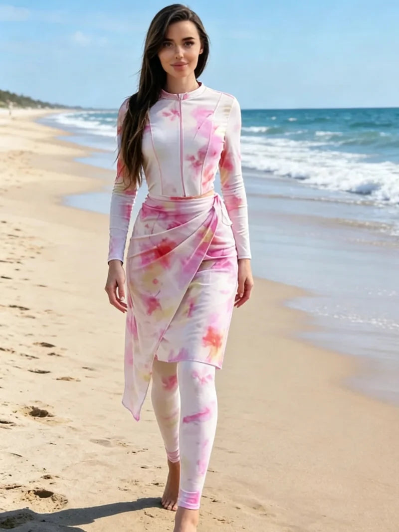 Burkini tie-dye rose pour femme porté sur la plage, vue de face