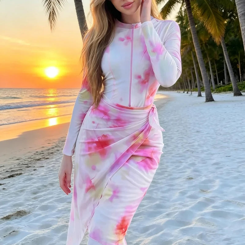 Burkini tie-dye rose avec paréo long porté au bord de la mer