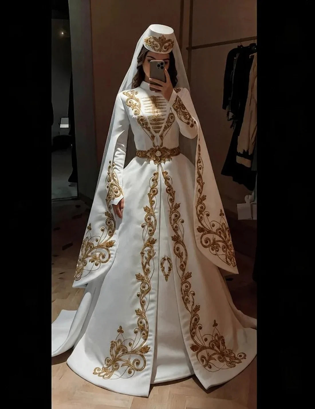 Caftan de mariage algérien blanc brodé or – vue principale