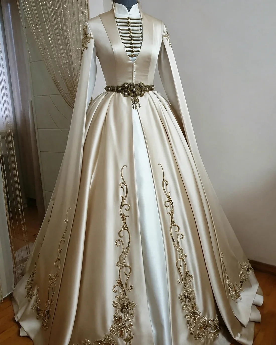 Caftan mariage champagne à cape brodée – vue principale