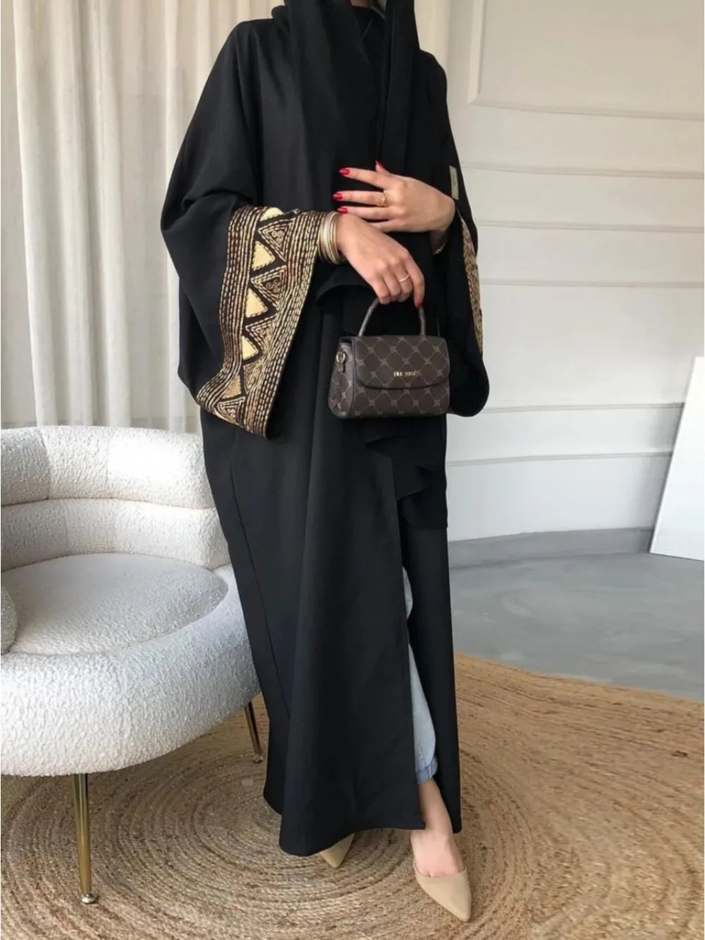 Caftan Marocain Brodé Ouvert – présentation du modèle, vue 4