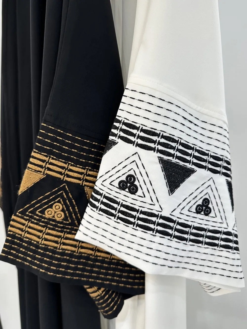 Caftan Marocain Brodé Ouvert – présentation du modèle, vue 5