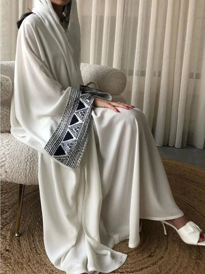 Caftan Marocain Brodé Ouvert – présentation du modèle, vue 7