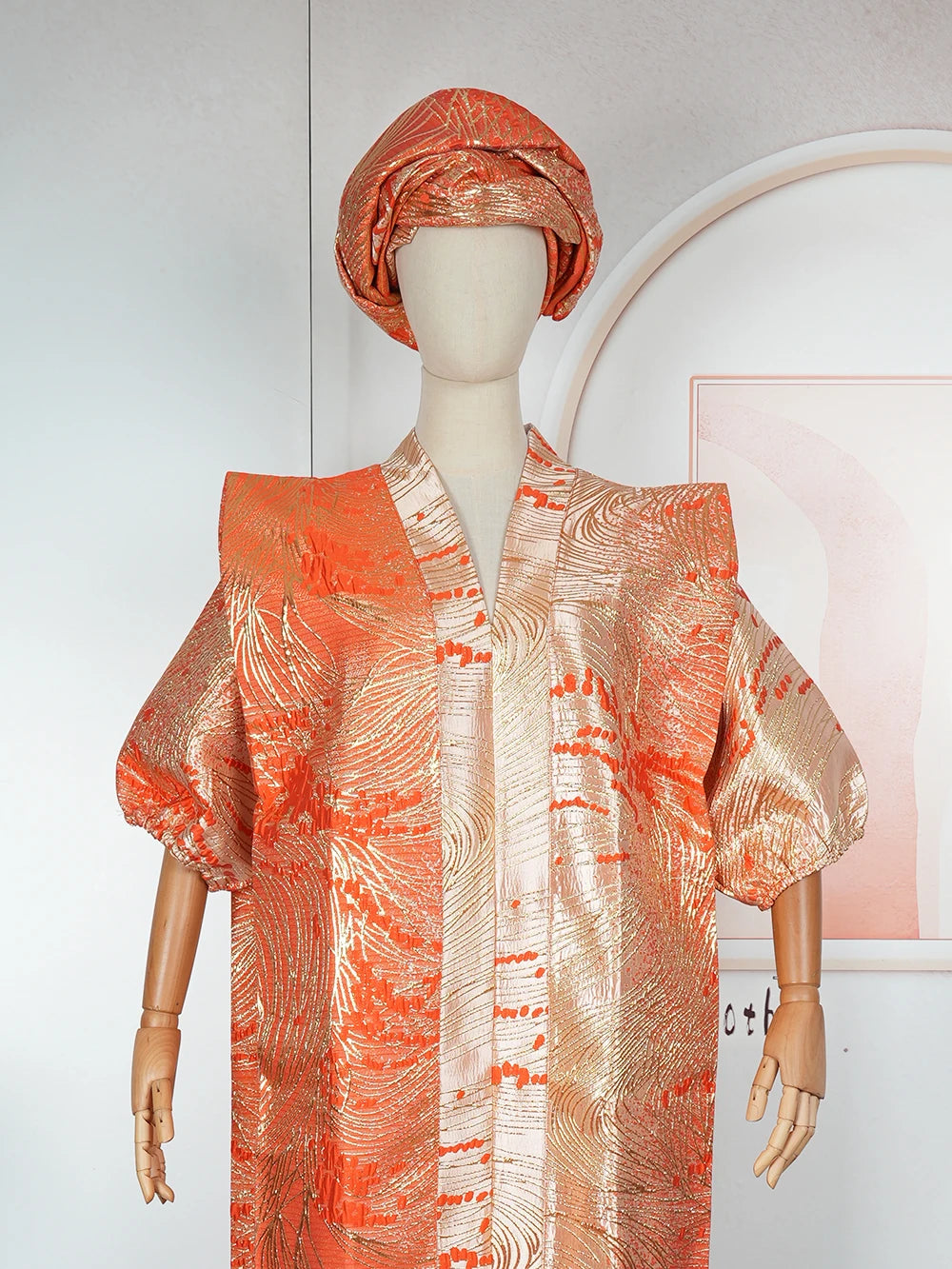 Caftan Marocain Satiné Pour Femme – présentation du modèle, vue 4