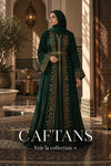 Femme portant un caftan marocain vert émeraude avec des broderies dorées dans un riad