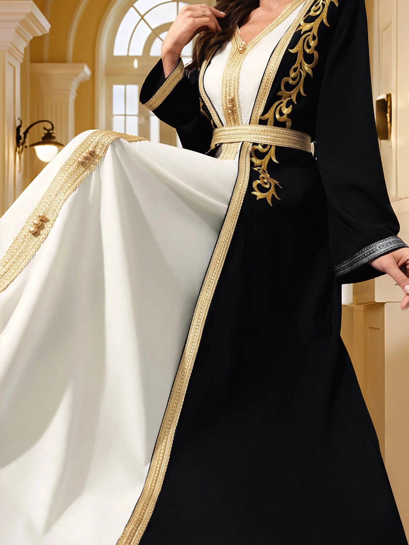 Caftan Noir Brodé Or Pour Femme – détail du tissu et des finitions