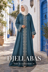 Femme portant une djellaba bleue brodée et un hijab ivoire dans une médina