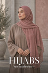 Femme portant un hijab en mousseline rose poudré avec une tenue taupe