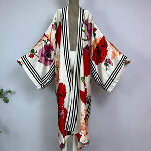 Kimono ivoire à fleurs rouges et bordures rayées – vue complète