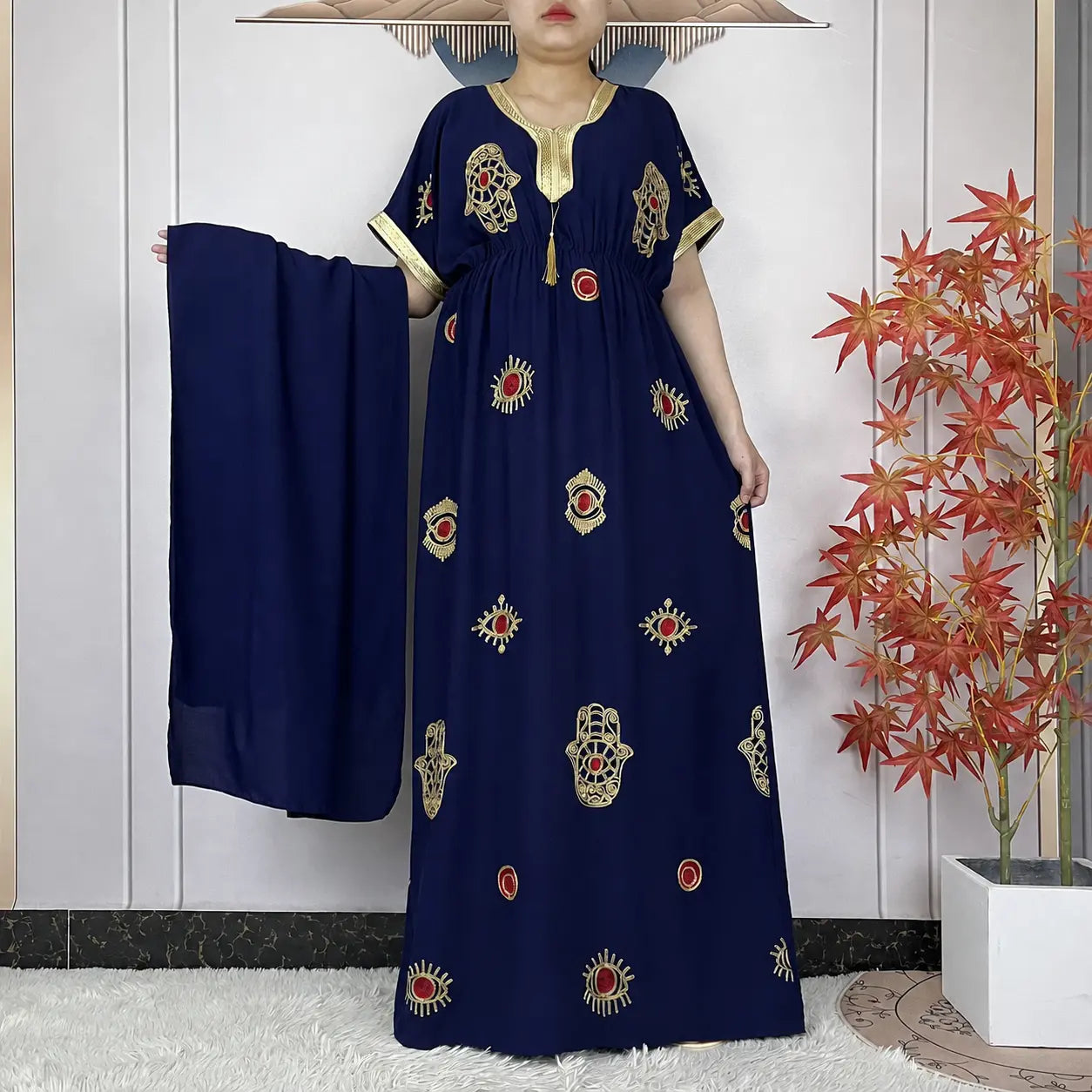 Abaya africaine bleu nuit brodée de motifs dorés et rouges avec étole