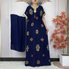 Abaya africaine bleu nuit brodée de motifs dorés et rouges avec étole
