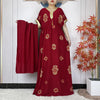 Abaya africaine bordeaux brodée de motifs dorés avec étole