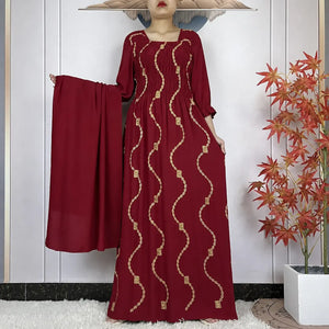 Abaya africaine bordeaux à smocks et broderies dorées avec étole