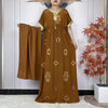 Abaya africaine caramel brodée de motifs dorés et rouges avec étole
