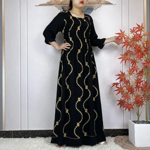 Abaya africaine noire en coton brodée – vue trois-quarts