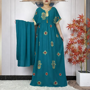Abaya africaine vert émeraude brodée de motifs dorés et rouges avec étole
