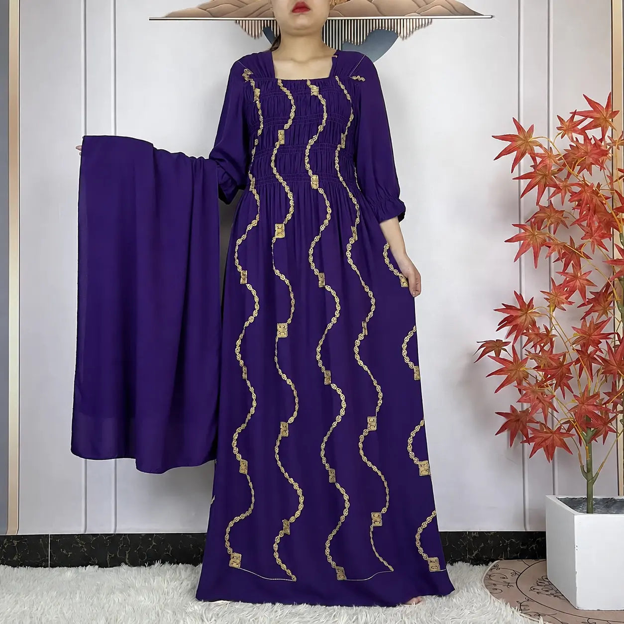 Abaya africaine violette à smocks et broderies dorées avec étole