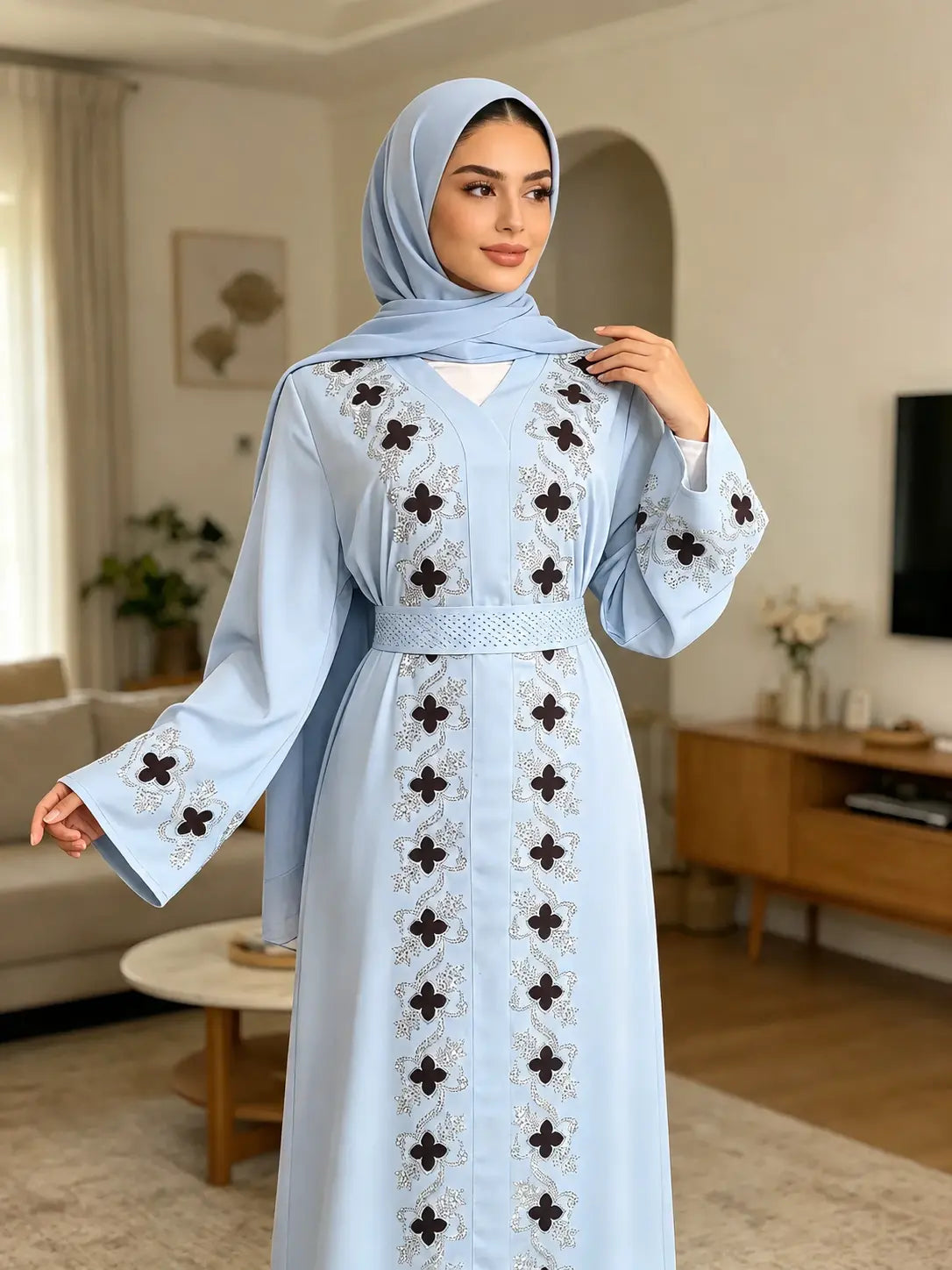 Abaya florale bleu ciel brodée portée avec hijab