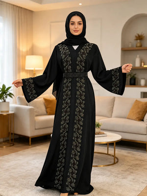 Abaya florale noire brodée portée avec hijab