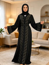 Abaya florale noire brodée portée avec hijab
