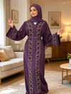 Abaya florale violet prune brodée portée avec hijab