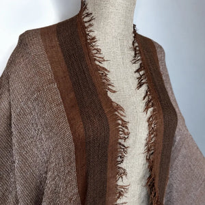 Abaya kimono rétro marron – détail du col et des franges