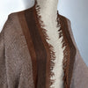 Abaya kimono rétro marron – détail du col et des franges
