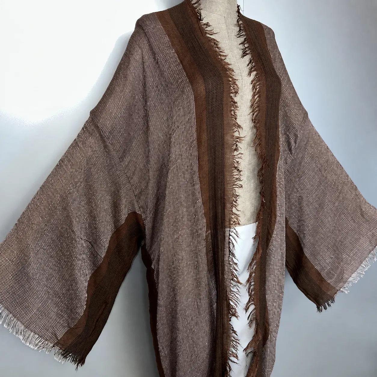 Abaya kimono rétro marron – vue de face sur mannequin