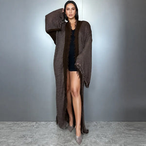 Abaya kimono rétro marron à franges portée par une femme