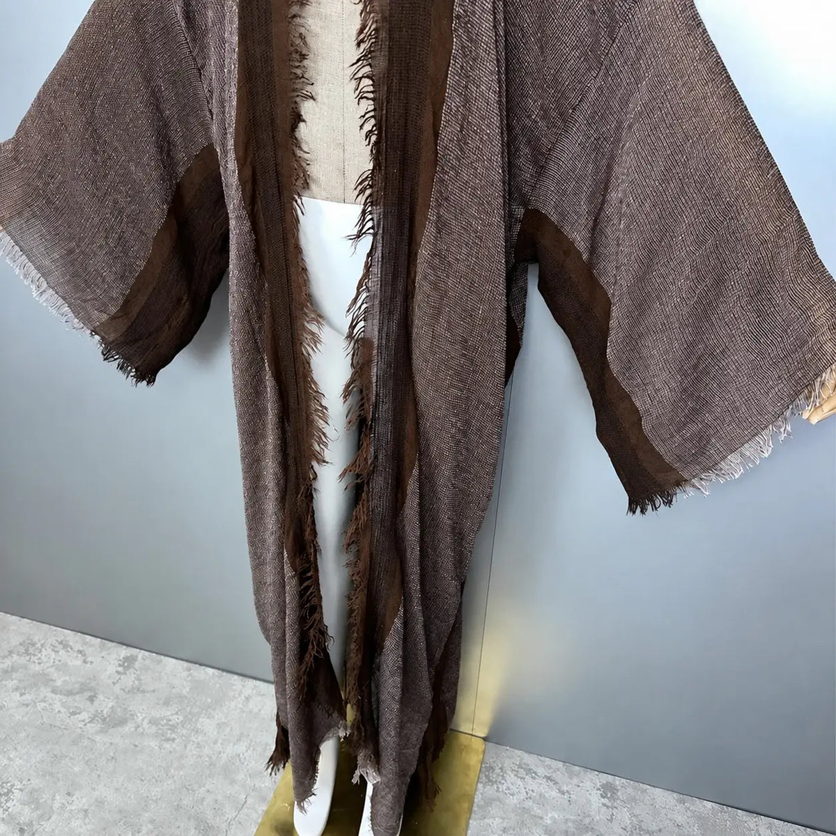 Abaya kimono rétro marron – détail des manches et du tissu