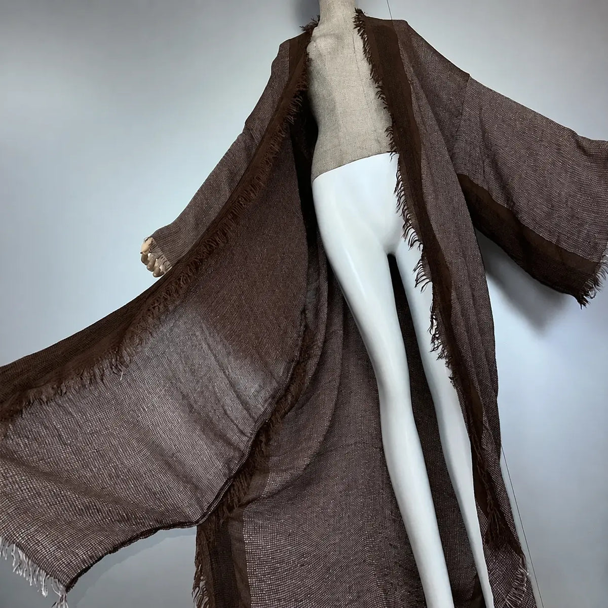 Abaya kimono rétro marron ouverte sur mannequin – détail du tombé