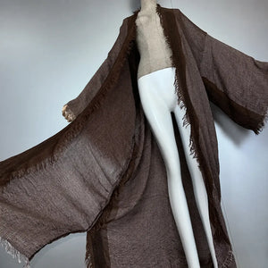 Abaya kimono rétro marron ouverte sur mannequin – détail du tombé