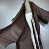 Abaya kimono rétro marron ouverte sur mannequin – détail du tombé