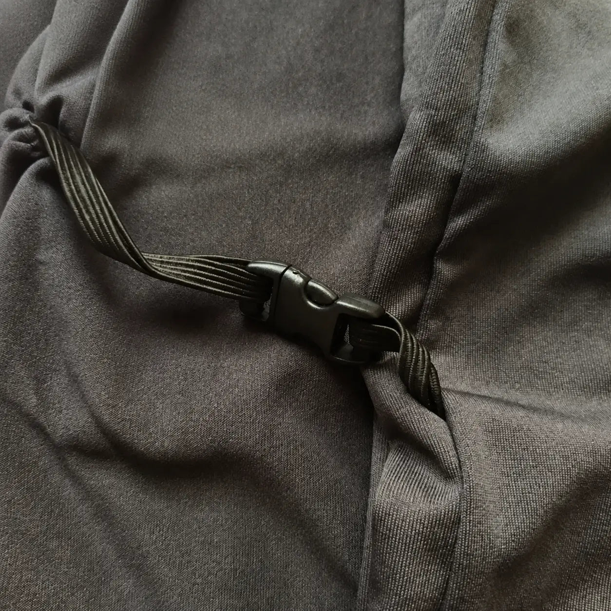 Détail de la boucle de réglage d'un burkini imprimé avec étole