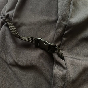 Détail de la boucle de réglage d'un burkini imprimé avec étole